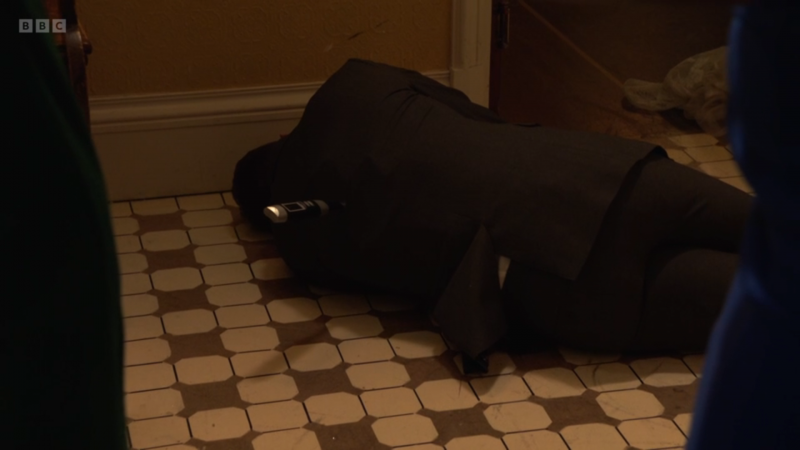  Keanu Taylor suri põrandal nikerdushargiga seljas pärast seda, kui Linda Carteri teda pussitas.