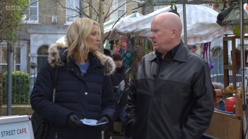   Kathy Beale และ Phil Mitchell คุยกันที่ The Square