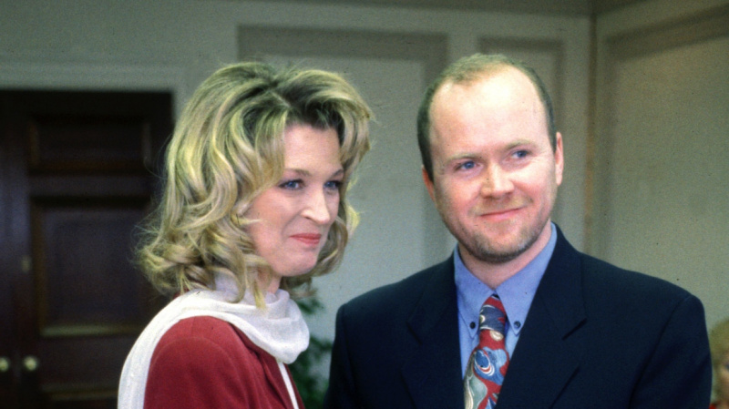   Kathy Beale และ Phil Mitchell แต่งงานกัน