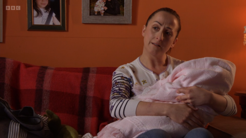  Sonia Fowler embalando o bebê Charli em um cobertor rosa.