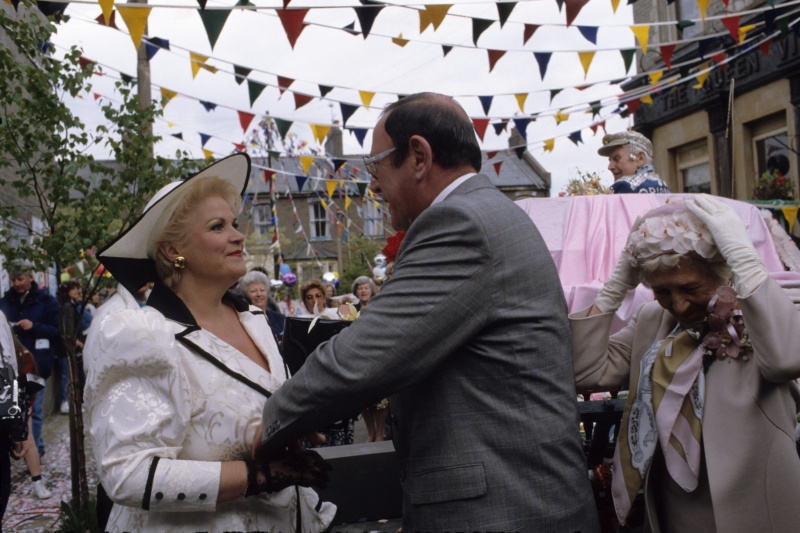  Frank ve Pat Butcher düğün gününde.