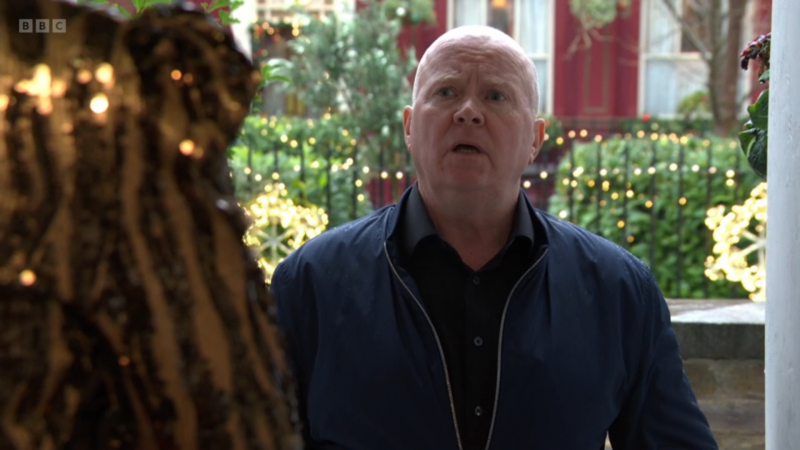   Phil Mitchell snakker med Tara Misu ved dørstokken.