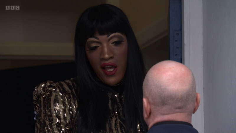   Phil Mitchell og Tara Misu har en morsom utveksling.