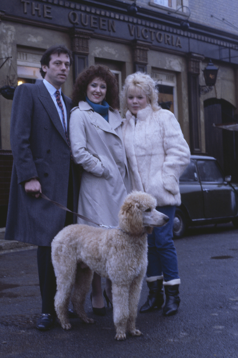  Η Sharon, ο Den και η Angie Watts με τη Roly the dog