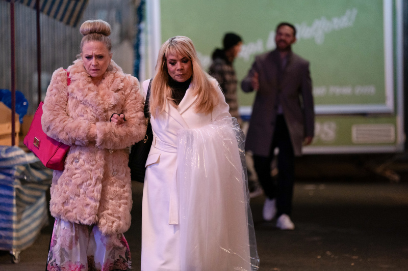 สปอยเลอร์ EastEnders: Sharon Watts ได้รับป้าย SINISTER เกี่ยวกับงานแต่งงานของเธอ!