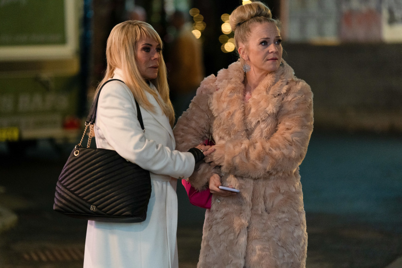  Linda Carter และ Sharon Watts ประสบหายนะ