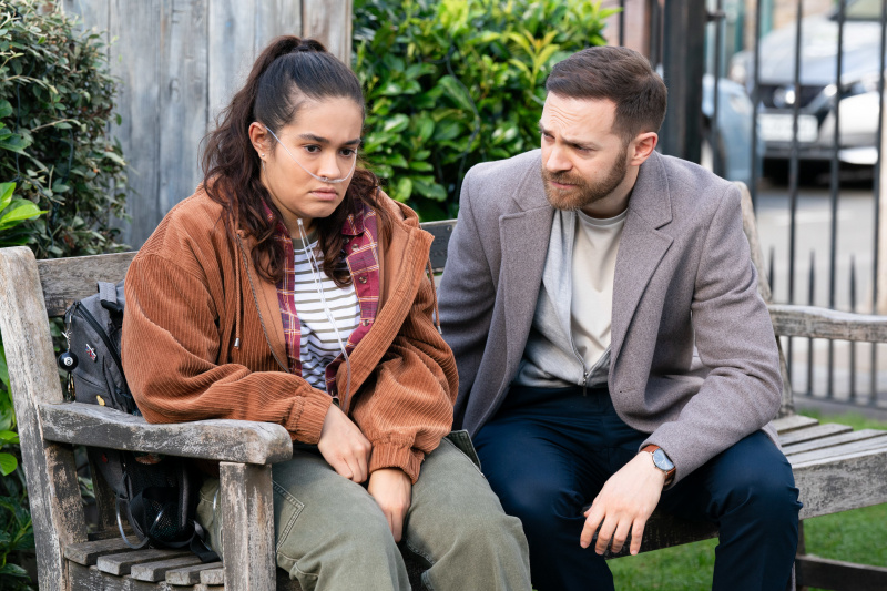  Dean Wicks, kızı Jade Green'i rahatlatıyor