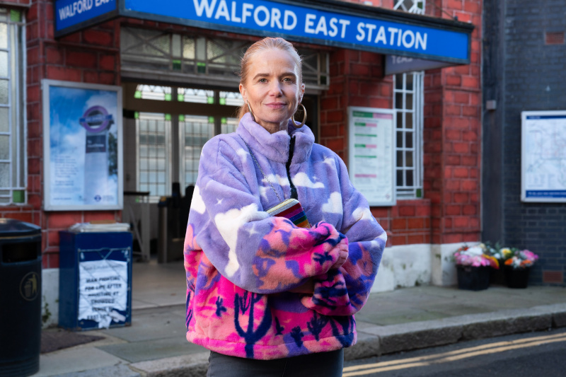  Bianca Jackson Walford Eastin metroaseman ulkopuolella.