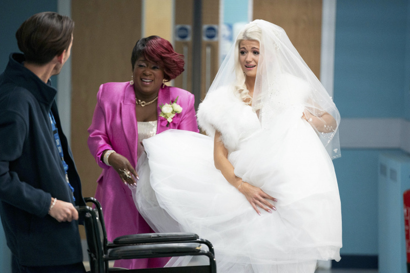   แดเนียลพอใจกับโลล่า's wedding dress.