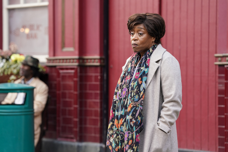   Yolande raportoi pastori Claytonille