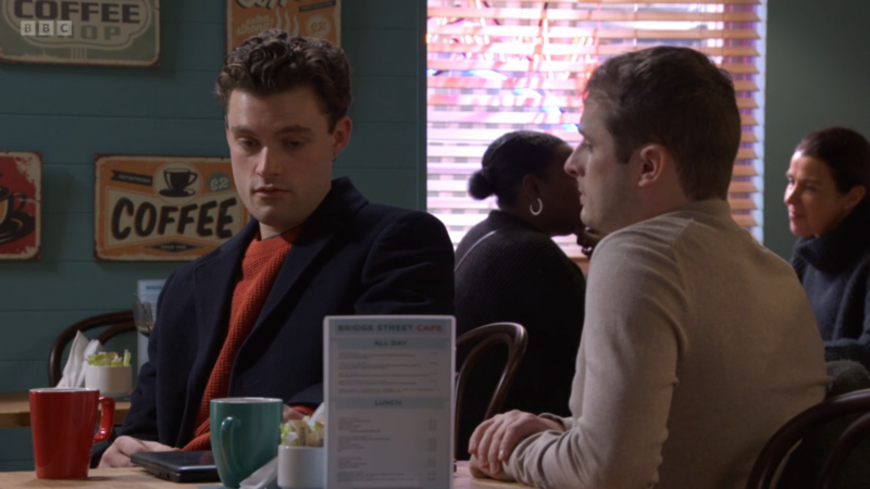   Johnny Carter a Ben Mitchell v kaviarni.