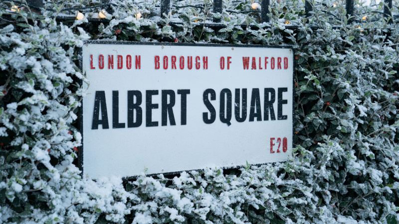 EastEnders bu gece mide bulandırıcı ölüm haberlerinin Walford'u kaosa sürüklediğini görüyor