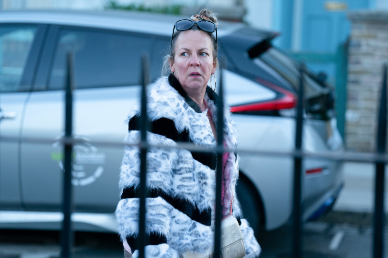 EastEnders spoiler'ı: Karen Taylor BÜYÜK TEHLIKEDE!