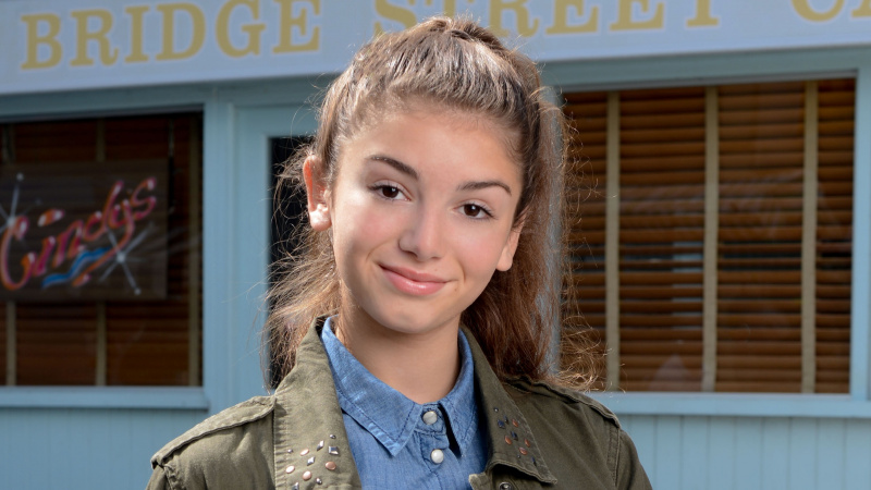   Kafenin dışında Cindy Jr rolünde Mimi Keene.