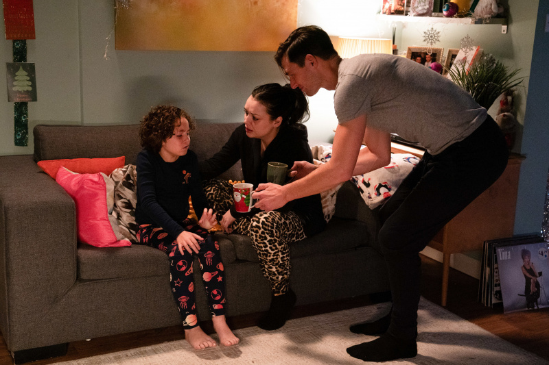  Zack Hudson a Whitney Dean utešujú Ashtona.