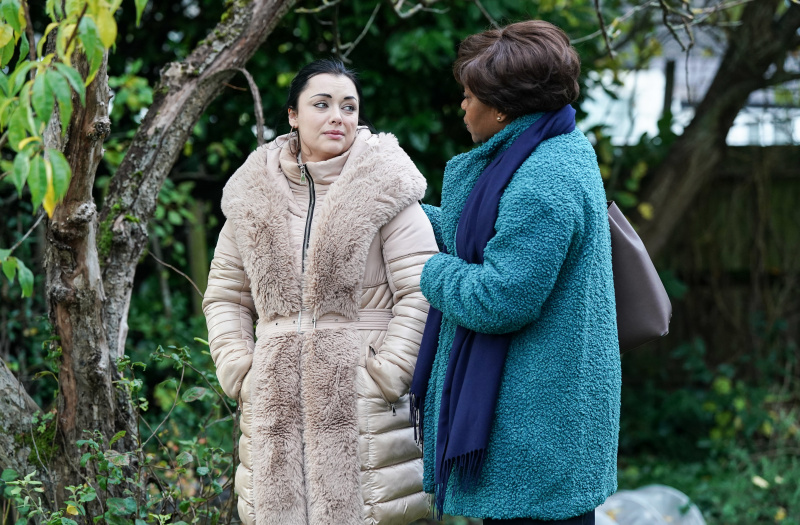  Yolande Truemanová utešuje Whitney Dean pri prideľovaní.