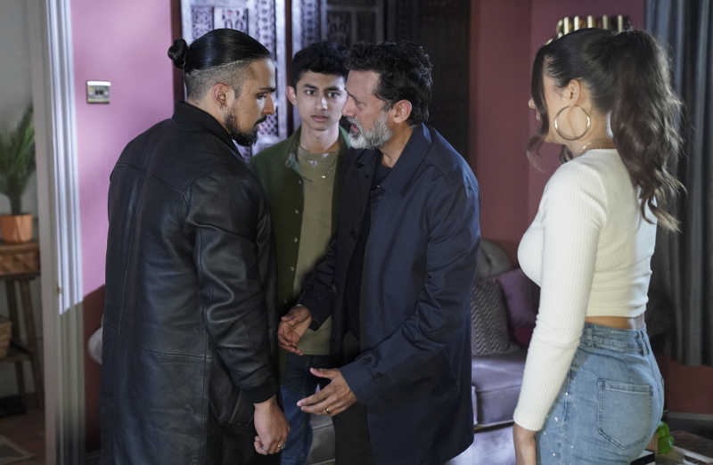   Nish Panesar vetoaa asiaansa Ravi Gulatin kanssa, kun Nugget Gulati ja Priya Nandra-Hart katsovat Panesarin olohuoneessa