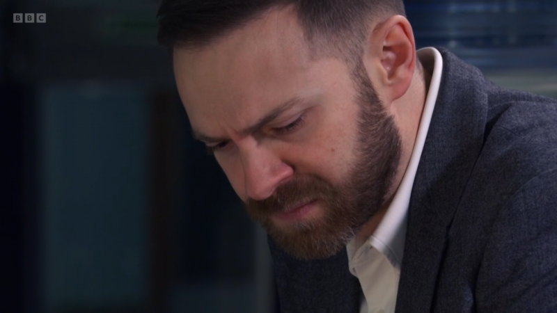   Dean Wicks izgleda uzrujano.