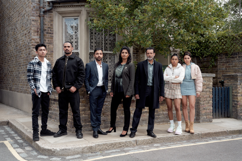   Nugget, Ravi, Vinny, Suki, Nish, Avani και Priya στέκονται έξω από την πλατεία Albert 41.