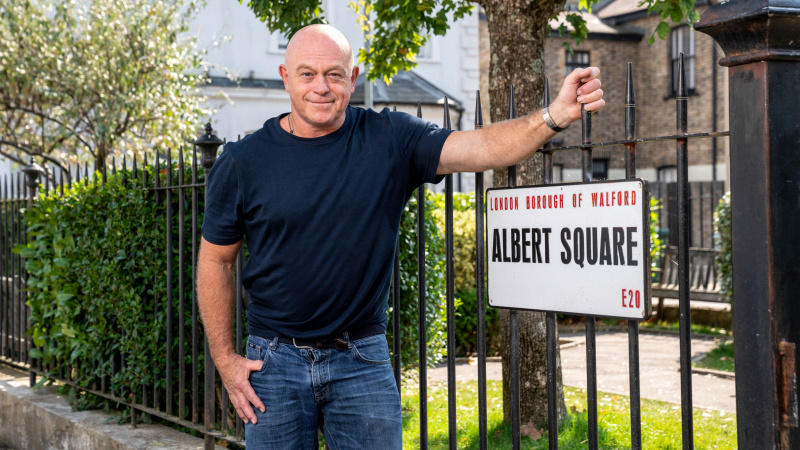   Рос Кемп стои до табела на Албърт Скуеър на снимачната площадка на EastEnders