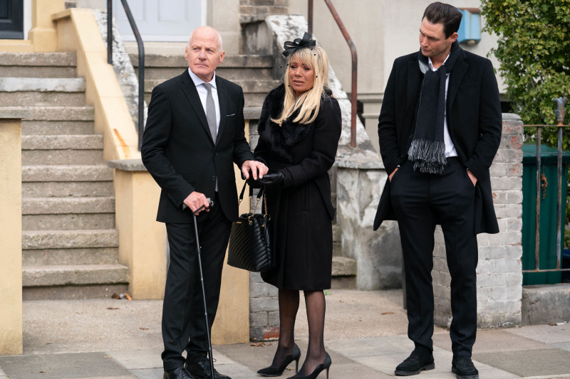   Colin Russell a Sharon Watts v Dot Branning's funeral
