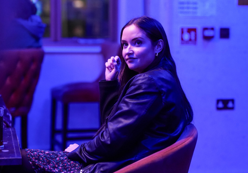   Lauren Branning stând pe un scaun la petrecerea ei de naștere