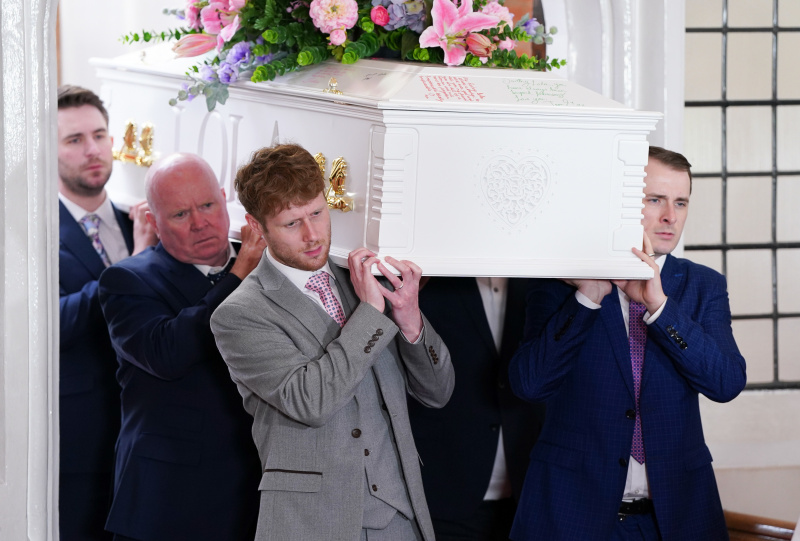   Jay Brown, Ben Mitchell, Phil Mitchell ja Callum Highway, kes kannavad Lolat's white coffin.
