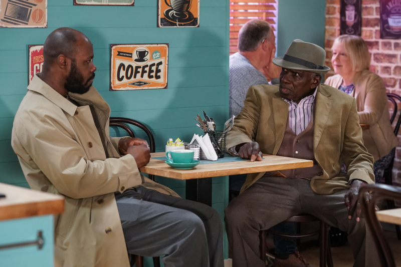   Patrick Trueman Levi'yle konuşuyor