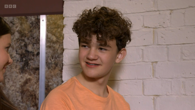  Ricky Jr ใส่เหล็กดัดฟันยิ้มให้ Lily Slater