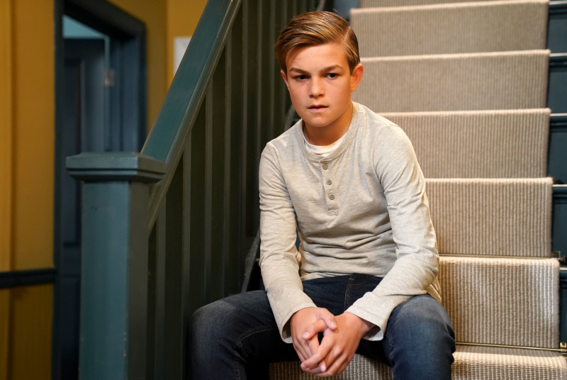   Tommy Moon istuu portaissa.