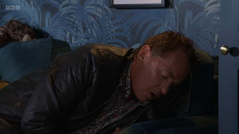   Alfie Moon kaatui kivusta lattialle Tommy Moonin lyötyä häntä.