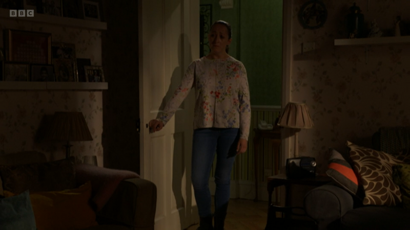   Oturma odasında üzgün görünen Sonia Fowler