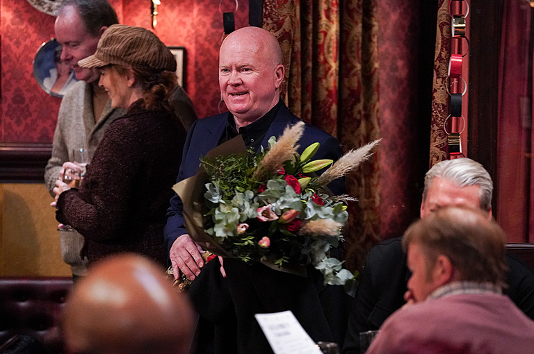 Фил с букетом цветов в EastEnders