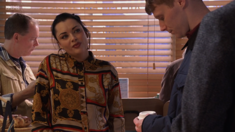  Whitney Dean, kafede Jay Brown ve Callum Highway ile konuşuyor.