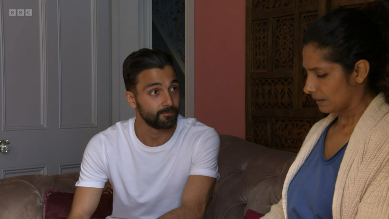   Vinny Panesar vorbind cu Suki Panesar.