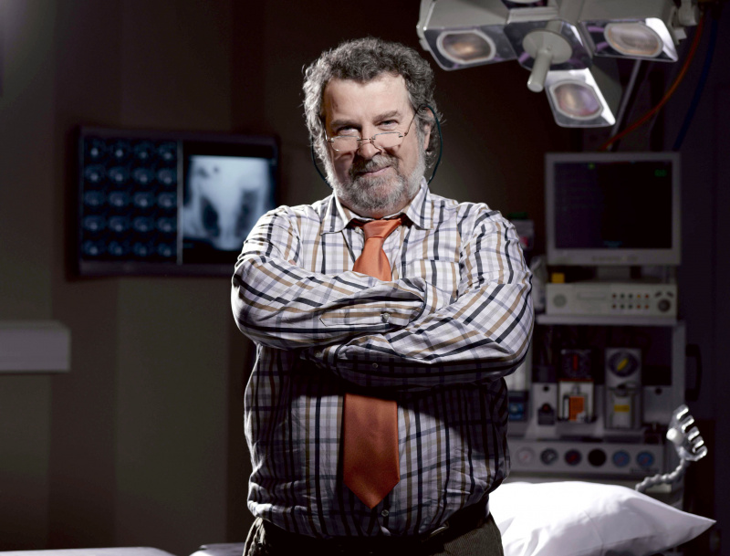   Paul Bradley și Elliot Hope în Holby City.