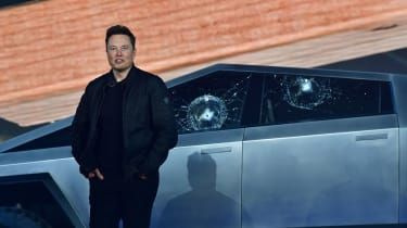 Tesla Cybertruck 2021: Elon Musk afslører, hvorfor ruder smadrede i en fejlagtig demo