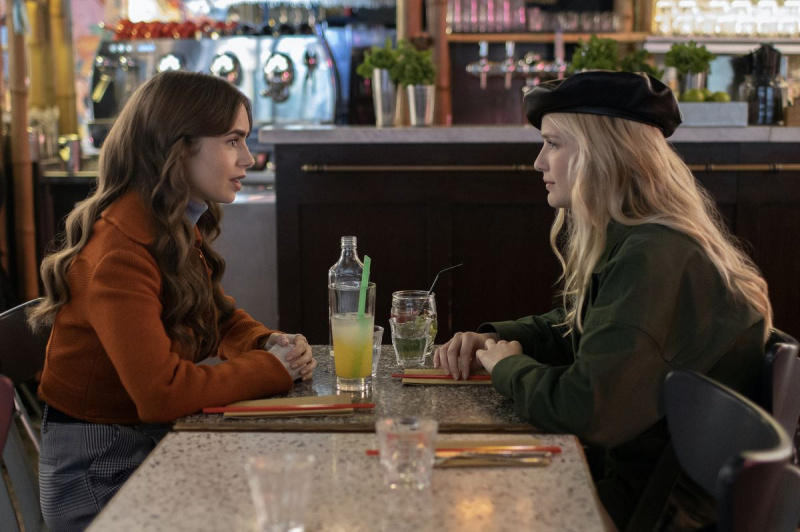Lily Collins Camille Razat Emily en París Temporada 1