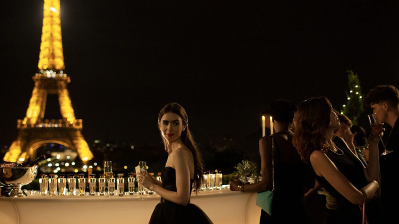 Como Lily Collins homenageia Carrie Bradshaw em ‘Emily em Paris’