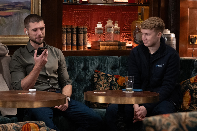   Joe y Noah pasan el rato en el Woolpack