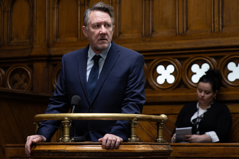   Gus Malcolms wendet sich gegen Rhona Goskirk
