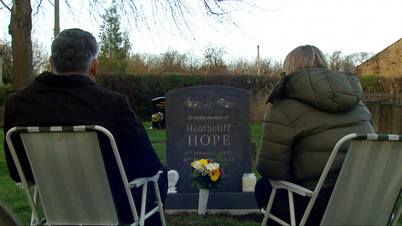   Cathy ja Bob katsovat Heathia's headstone
