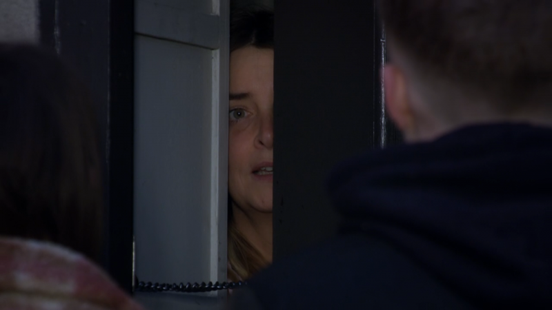   Charity Dingle kikker gjennom døren og ber Noah Dingle gå.