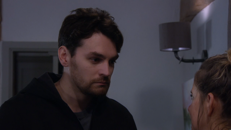   Mackenzie Boyd ser opprørt ut når Charity Dingle ber ham gå.