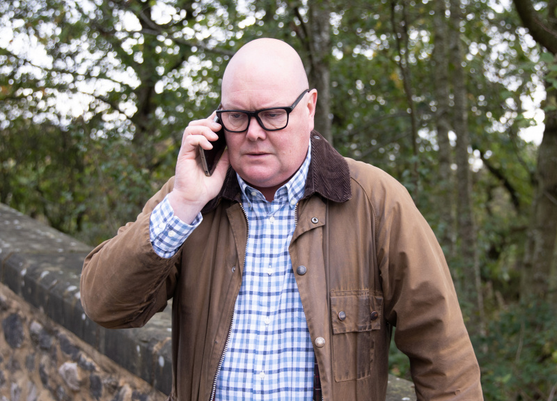   Paddy Kirk na telefóne