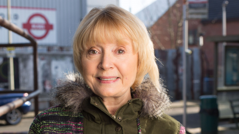  EastEnders'ta Pam Coker rolünde Lynn Blakley