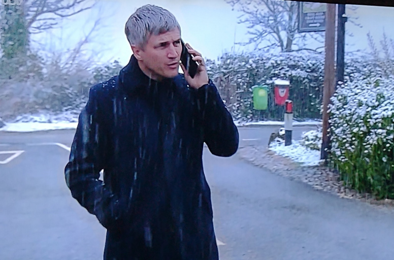  Caleb al telefono nella neve