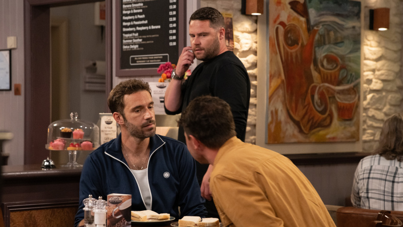 สปอยเลอร์ Emmerdale: Aaron Dingle กำลังมีความรักหรือเปล่า?