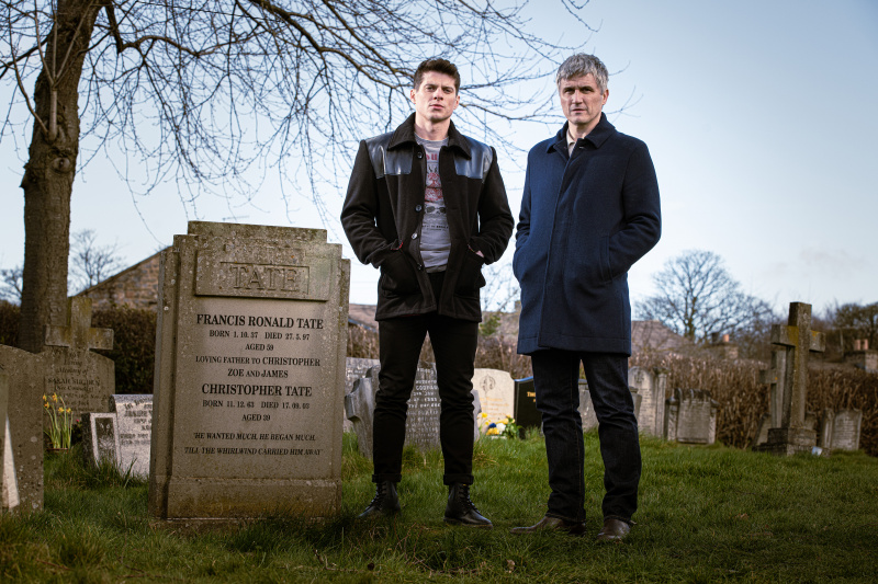  Emmerdale Caleb และ Nicky ข้าง Frank Tate's grave