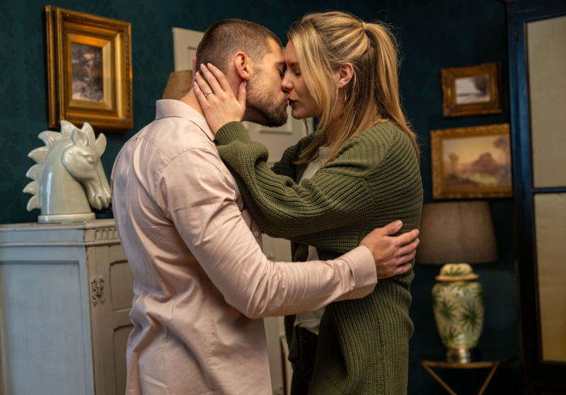   Dawn ve Joe Tate'in öpüşmesi